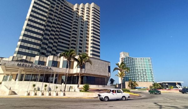 La salida parcial de Cuba de la hotelera española Meliá, la mayor operadora extranjera en el sector, es el cuarto anuncio de este tipo en apenas una semana tras las decisiones de la también española Iberostar, la canadiense Blue Diamond y la indonesia Archipelago International. EFE/Ernesto Mastrascusa