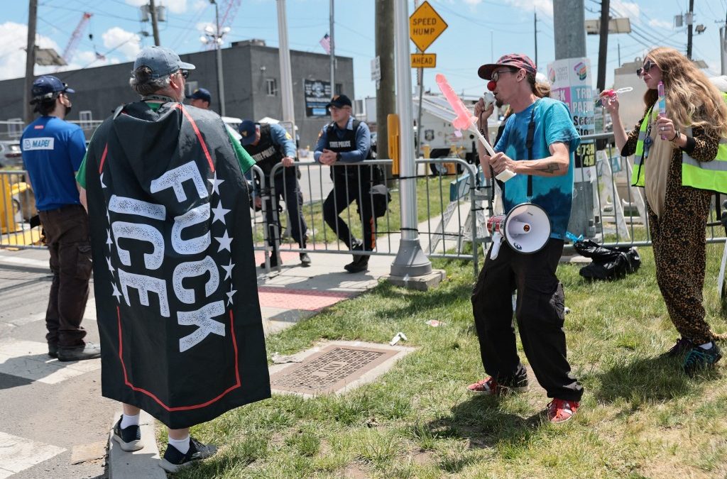NOTA DEL EDITOR: La imagen contiene lenguaje soez. Personas protestan cerca de un puesto de control de la Policía Estatal de Nueva Jersey y agentes federales cerca del Centro de Detención Delaney Hall el 1 de junio de 2026 en Newark, Nueva Jersey. Michael M. Santiago / GETTY IMAGES NORTH AMERICA / Getty Images vía AFP