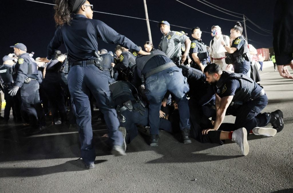 Agentes de policía arrestan a una mujer frente al centro federal de inmigración de Delaney Hall, donde el ICE aloja a inmigrantes detenidos, el 3 de junio de 2026 en Newark, Nueva Jersey. GETTY IMAGES/AFP