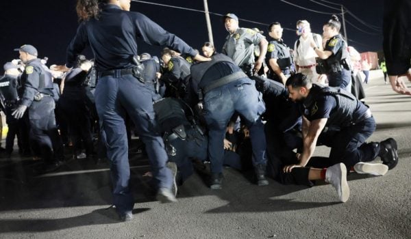 Agentes de policía arrestan a una mujer frente al centro federal de inmigración de Delaney Hall, donde el ICE aloja a inmigrantes detenidos, el 3 de junio de 2026 en Newark, Nueva Jersey. GETTY IMAGES/AFP