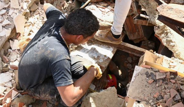 La búsqueda a contrarreloj de personas atrapadas bajo los escombros no se detiene. Foto: BBC Mundo