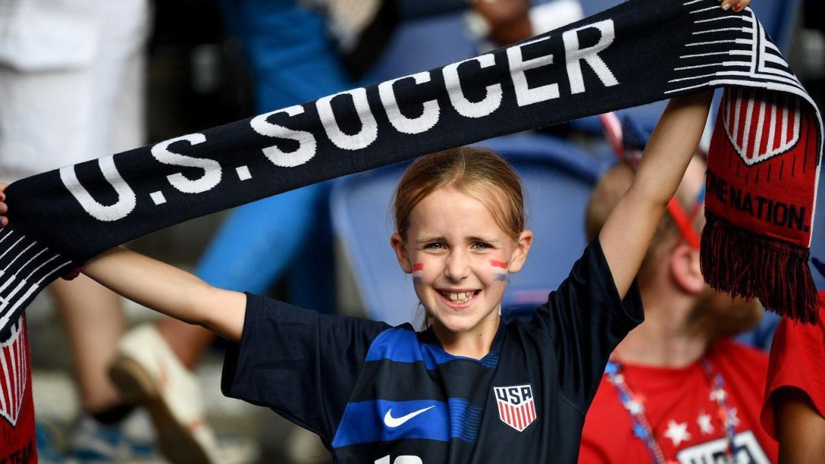 La alegría de una aficionada en el partido Francia-EE.UU. durante el Mundial Femenino de Fútbol de 2019, en París. Foto: BBC Mundo