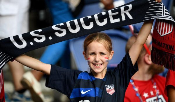La alegría de una aficionada en el partido Francia-EE.UU. durante el Mundial Femenino de Fútbol de 2019, en París. Foto: BBC Mundo