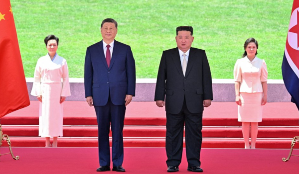 El presidente chino, Xi Jinping, llegó este lunes a Corea del Norte y se reunio con Kim Jong-un.