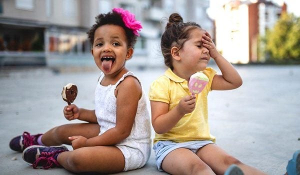 Para evitar el enfriamiento rápido del paladar, hay que calentarlo un poco entre sorbos, lamidos o bocados para evitar las molestias. Foto: BBC Mundo