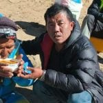 «Pasé de llorar con su hija, a verlo llegar arrastrándose»: el emocionante relato del escalador que perdió al guía que sobrevivió solo durante 6 días en el Everest