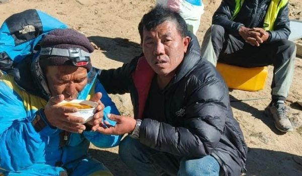 Dawa Sherpa (izquierda), quien se temía había fallecido en algún rincón de la montaña más alta del mundo, consiguió ponerse a salvo. Foto: BBC Mundo