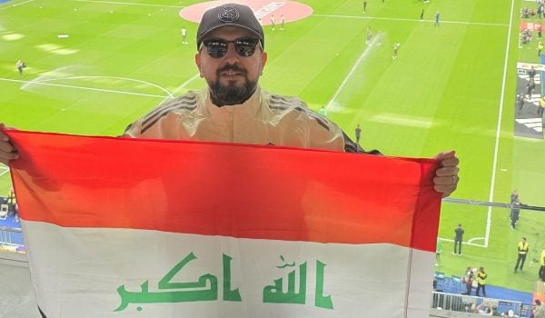 El aficionado iraquí Abdulla Adnan no ha podido conseguir un visado para viajar a EE.UU. y ver jugar a su selección. Foto: BBC Mundo