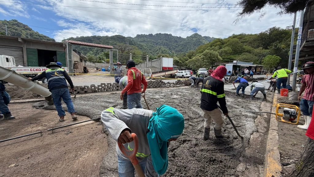 Trabajadores de la Alcaldía de Jinotega iniciaron este 18 de junio de 2026 el llenado de concreto hidráulico en el acceso sur de la ciudad de Jinotega. Foto: Tomada de las redes sociales de la Alcaldía de Jinotega.