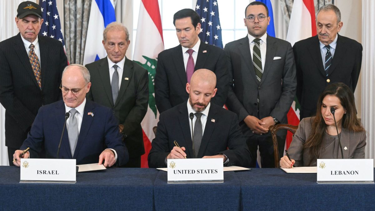 El secretario de Estado de Estados Unidos, Marco Rubio (C, atrás), observa mientras (de izq. a der., primera fila) el embajador de Israel en Estados Unidos, Yechiel Leiter; el jefe de gabinete del Departamento de Estado, Daniel Holler; y la embajadora del Líbano en Estados Unidos, Nada Hamadeh, firman un acuerdo marco en el Departamento de Estado, en Washington D. C., el 26 de junio de 2026. SAUL LOEB / AFP