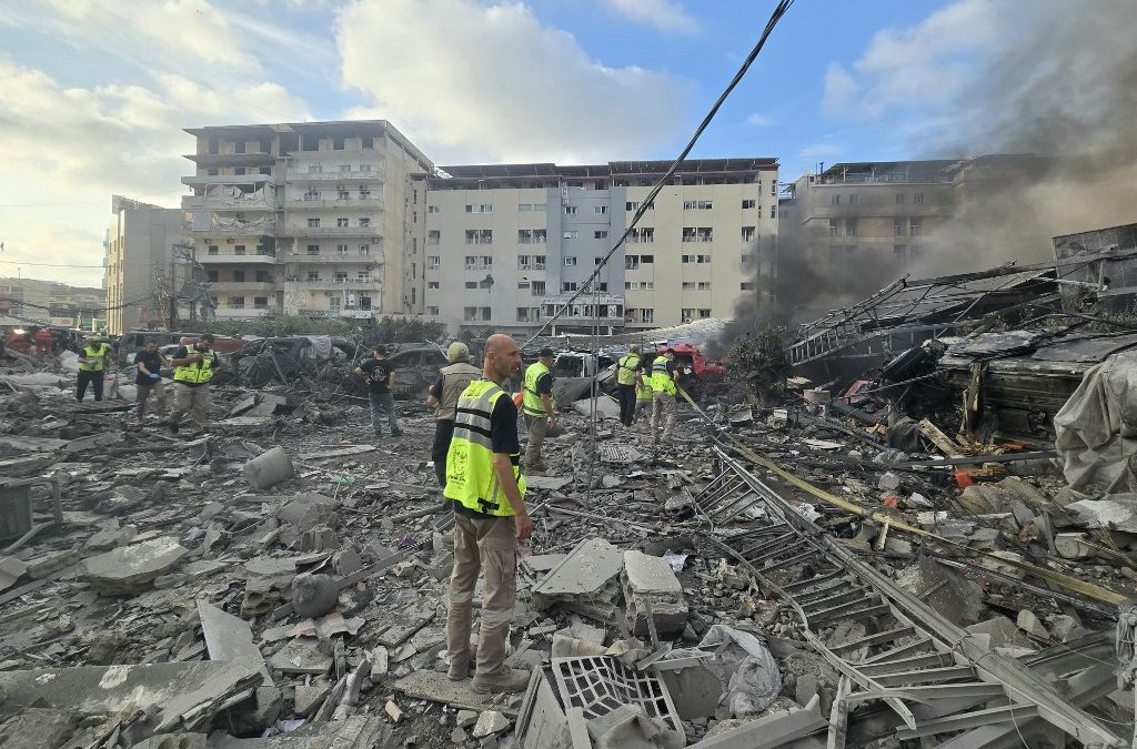 Personal de emergencia inspecciona los daños en el lugar de un ataque israelí que impactó cerca de un hospital en la ciudad de Tiro, en el sur del Líbano, el 1 de junio de 2026. El Líbano informó que un ataque israelí alcanzó las proximidades de un hospital en la ciudad sureña de Tiro el 1 de junio, mientras que el Ministerio de Salud difundió imágenes que mostraban graves daños en las instalaciones. KAWNAT HAJU / AFP