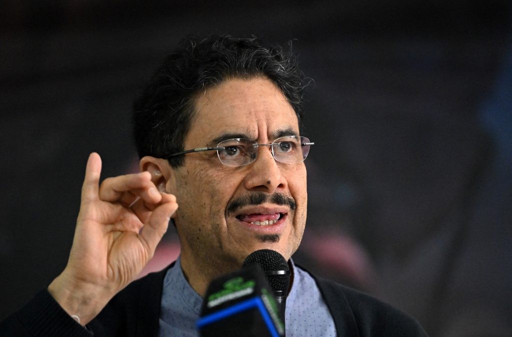 El candidato presidencial colombiano del partido Pacto Histórico, Iván Cepeda, gesticula mientras habla durante una conferencia de prensa en Bogotá, el 1 de junio de 2026, un día después de las elecciones presidenciales. Luis ACOSTA / AFP