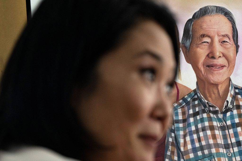 Keiko Fujimori es la hija de Alberto Fujimori (afiche), el presidente que gobernó Perú con mano de hierro (1990-2000) y derrotó a las insurgencias comunistas de Sendero Luminoso y MRTA. E. BENAVIDES / AFP
