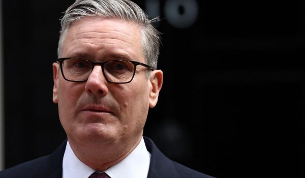 Renuncia Keir Starmer, el primer ministro del Reino Unido