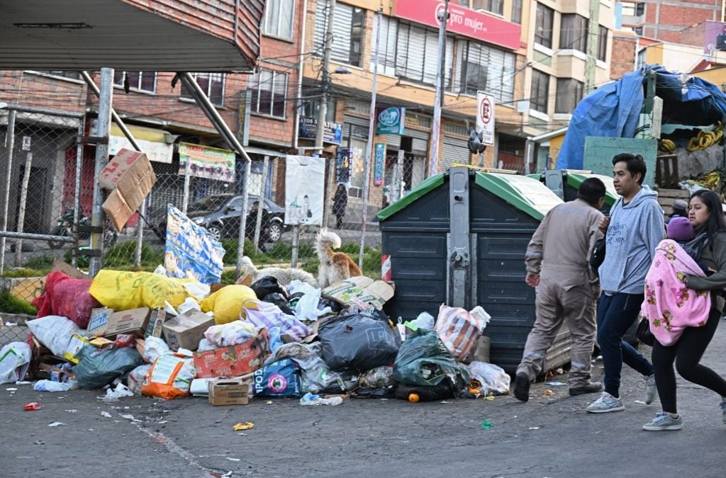La basura se acumula en las calles de La Paz, ante las protestas sindicales y otros sectores críticos con el gobierno de Rodrigo Paz. AFP
