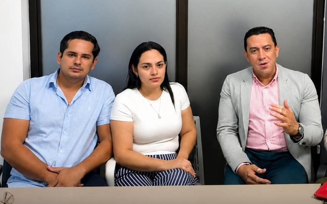 Doctor Livang Argüello (a la izquierda) junto a su esposa y el abogado Gabriel Díaz ( a la derecha). Foto: El abogado Gabriel Díaz/Facebook