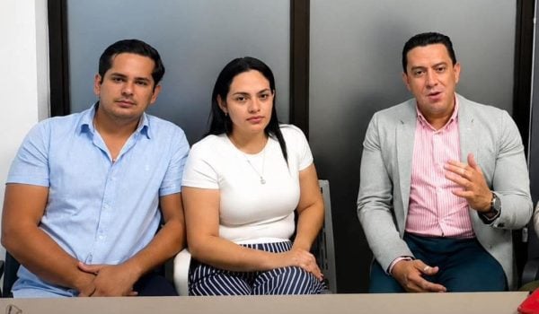 Doctor Livang Argüello (a la izquierda) junto a su esposa y el abogado Gabriel Díaz ( a la derecha). Foto: El abogado Gabriel Díaz/Facebook