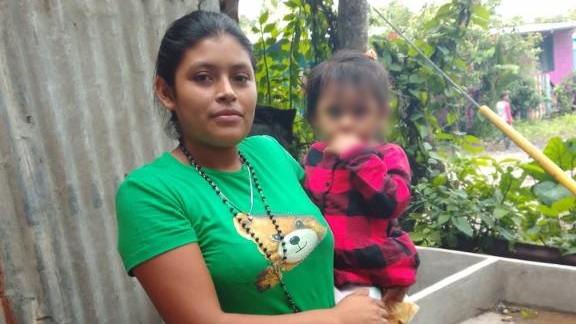 Meyling Sujey Granados cargando entre sus brazos a su pequeña niña de un año que habría sido secuestrada por su padrastro. Foto: Cortesía/Meyling Sujey Granados.