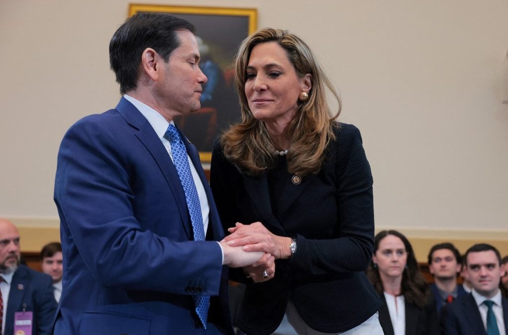 El secretario de Estado estadounidense, Marco Rubio, y la congresista republicana María Elvira Salazar, se saludan. Rubio ha comparecido hoy ante un comité de la Cámara de Representantes y ayer lo hizo ante senadores. AFP