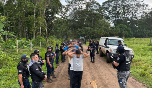 Treinta ciudadanos nicaragüenses en condición migratoria irregular detenidos en Crucitas, zona norte de Costa Rica. Foto: Tomada de Facebook / Fuerza Pública de Costa Rica