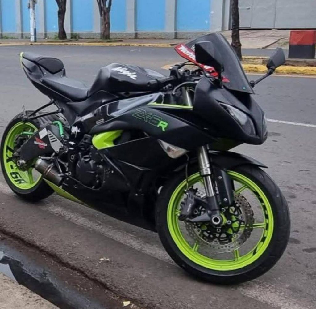 La motocicleta marca Kawasaki 600, color negro con verde, que le pertenecía al joven Byron Lazo, asesinado a balazos en Juigalpa. Foto Edd Blandón Lz/Facebook.