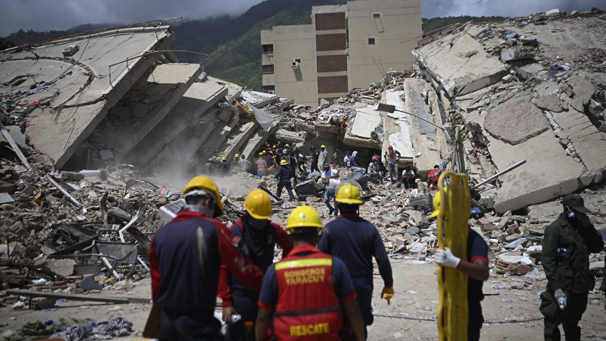 Rescatistas, bomberos y voluntarios buscan víctimas de los dos terremotos en Caraballeda, estado de La Guaira, a unos 40 km al noreste de Caracas. AFP/Federico Parra