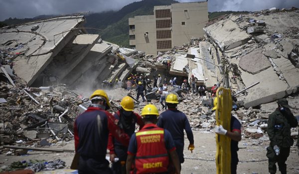 Rescatistas, bomberos y voluntarios buscan víctimas de los dos terremotos en Caraballeda, estado de La Guaira, a unos 40 km al noreste de Caracas. AFP/Federico Parra
