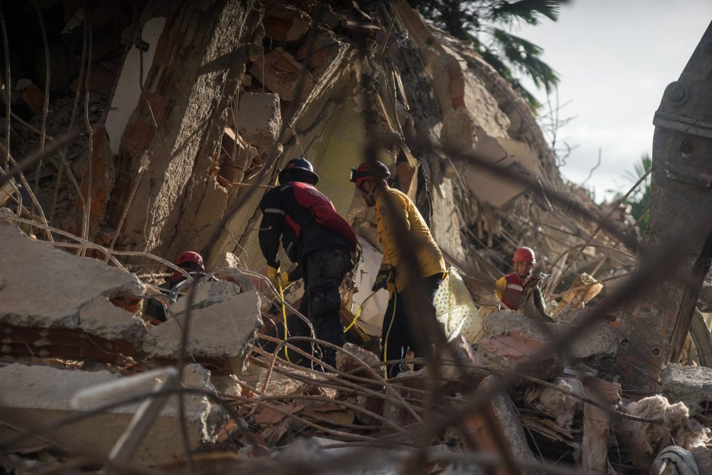 Integrantes de equipos de rescate trabajan este jueves, en un edifico afectado por un terremoto en la zona de Altamira en Caracas (Venezuela). EFE/ Boris Vergara