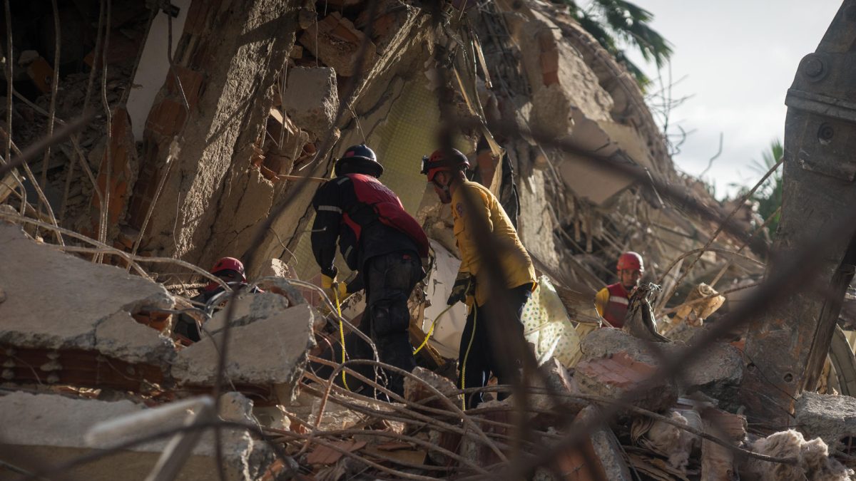 Integrantes de equipos de rescate trabajan este jueves, en un edifico afectado por un terremoto en la zona de Altamira en Caracas (Venezuela). EFE/ Boris Vergara