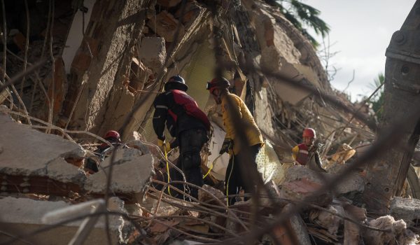 Integrantes de equipos de rescate trabajan este jueves, en un edifico afectado por un terremoto en la zona de Altamira en Caracas (Venezuela). EFE/ Boris Vergara