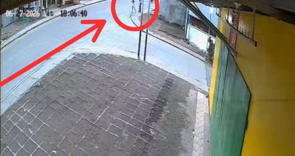Mujer antes de correr y ser impactada por un bus en Matiguás. Foto: Video Mundo TV Nicaragua/Facebook.