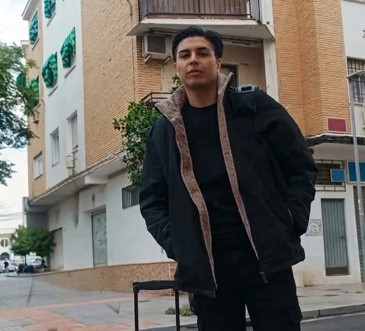 Jeyson Lenin Rugama Castro aparece posando junto a una maleta de viaje, en España. Foto: Cortesía/Luis Arce Gonzáles.