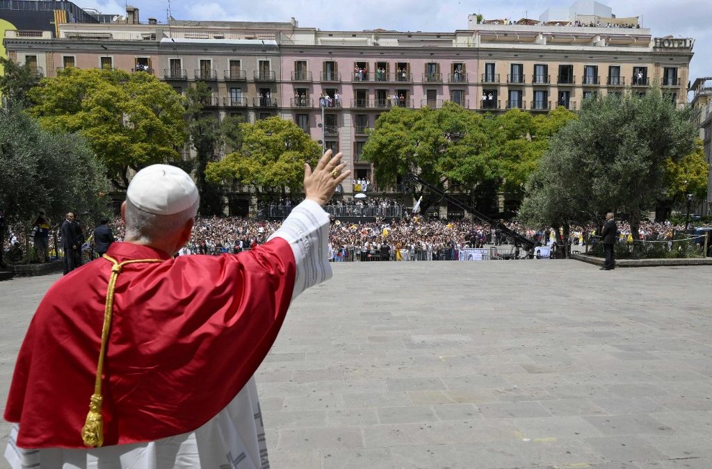 Esta fotografía, distribuida el 9 de junio de 2026 por The Vatican Media, muestra al Papa León XIV saludando a la multitud frente a la Catedral de la Santa Cruz y Santa Eulalia en Barcelona. Simone Risoluti / VATICAN MEDIA / AFP