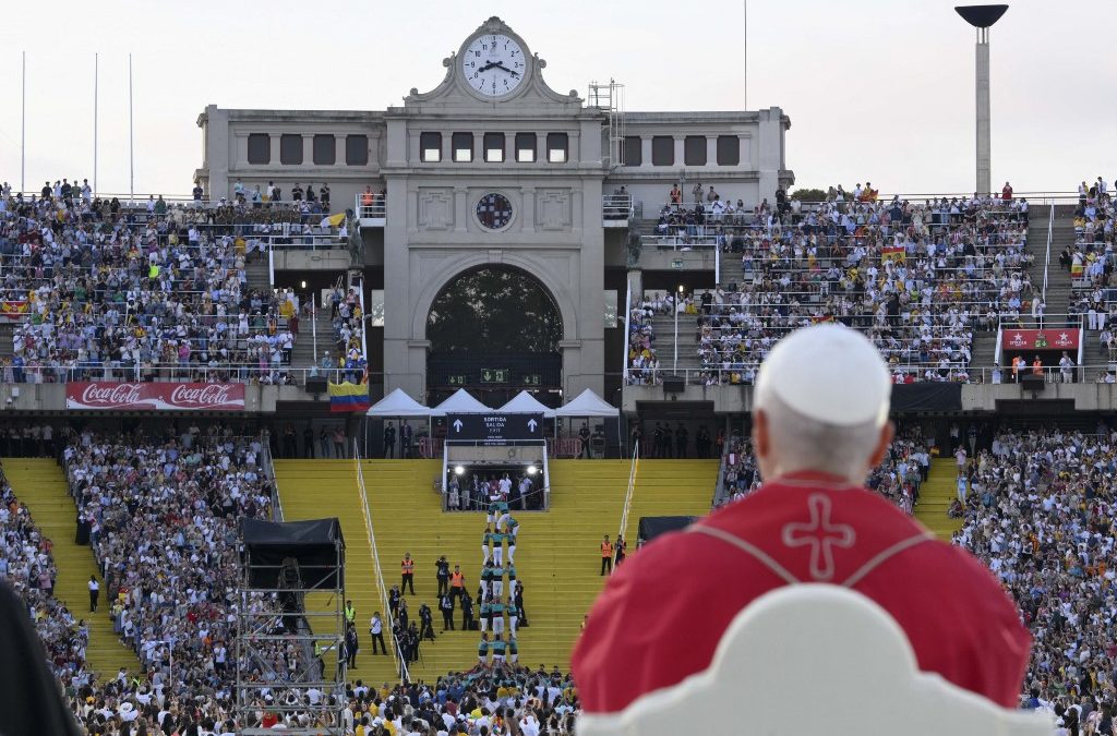 Miles de personas acompañaron al papa León XIV en una vigilia de oración en el Estadio Olímpico Lluis Companys, esta tarde en Barcelona. Simone Risoluti / VATICAN MEDIA / AFP