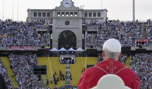Miles de personas acompañaron al papa León XIV en una vigilia de oración en el Estadio Olímpico Lluis Companys, esta tarde en Barcelona. Simone Risoluti / VATICAN MEDIA / AFP
