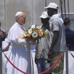 León XIV escucha los testimonios dramáticos de los inmigrantes en Gran Canarias, España