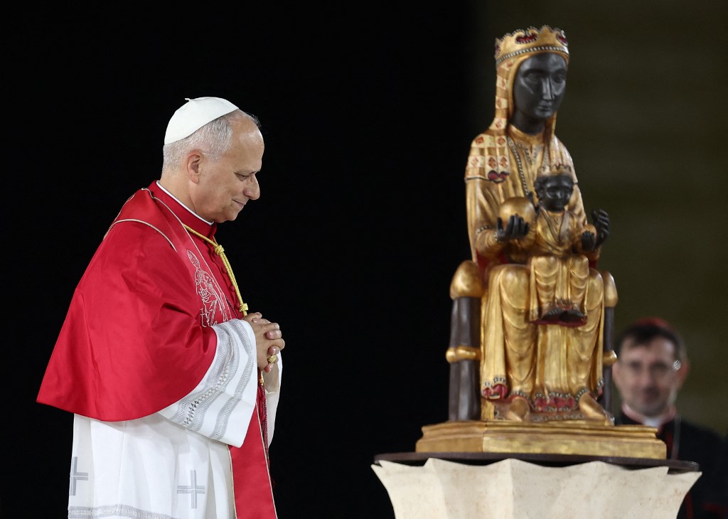 El Santo Padre eleva una oración a "La Moreneta", la Virgen de Monserrat, durante la vigilia con miles de jóvenes en el Estadio Olímpico Lluis Companys de Barcelona, celebrada esta tarde. Josep LAGO / AFP