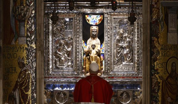 El papa León XIV en la Abadía de Nuestra Señora de Montserrat, una de las paradas más esperadas de su visita de dos días a Cataluña, al tratarse del corazón espiritual e identitario de esta comunidad. EFE/ Quique García