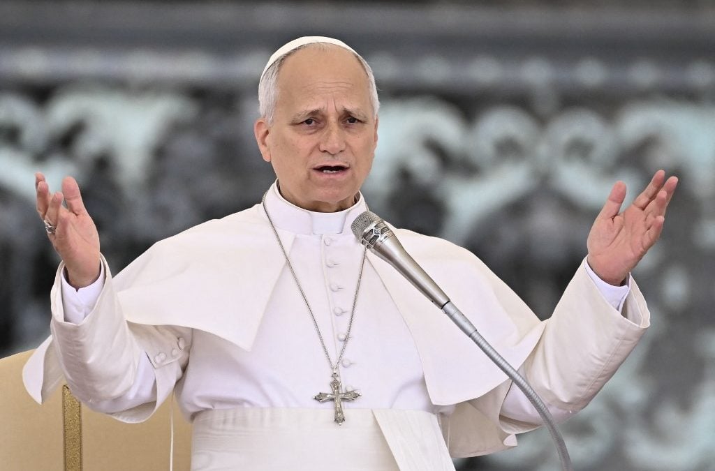 El papa León XIV da su bendición a la multitud congregada en la Plaza de San Pedro, en el Vaticano, el miércoles pasado. AFP