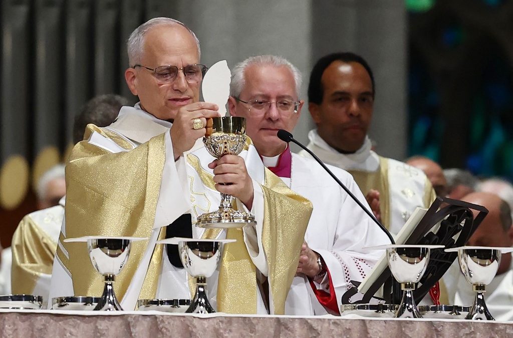 El papa oficia la misa en la basílica de la Sagrada Familia, esta noche en Barcelona. Josep LAGO / AFP)