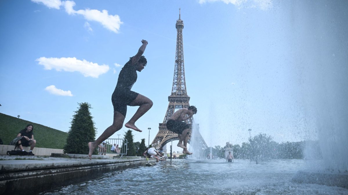 Unos jóvenes se dan un chapuzón en la fuente de Trocadero cerca de la Torre Eiffel, en París. JULIEN DE ROSA/AFP