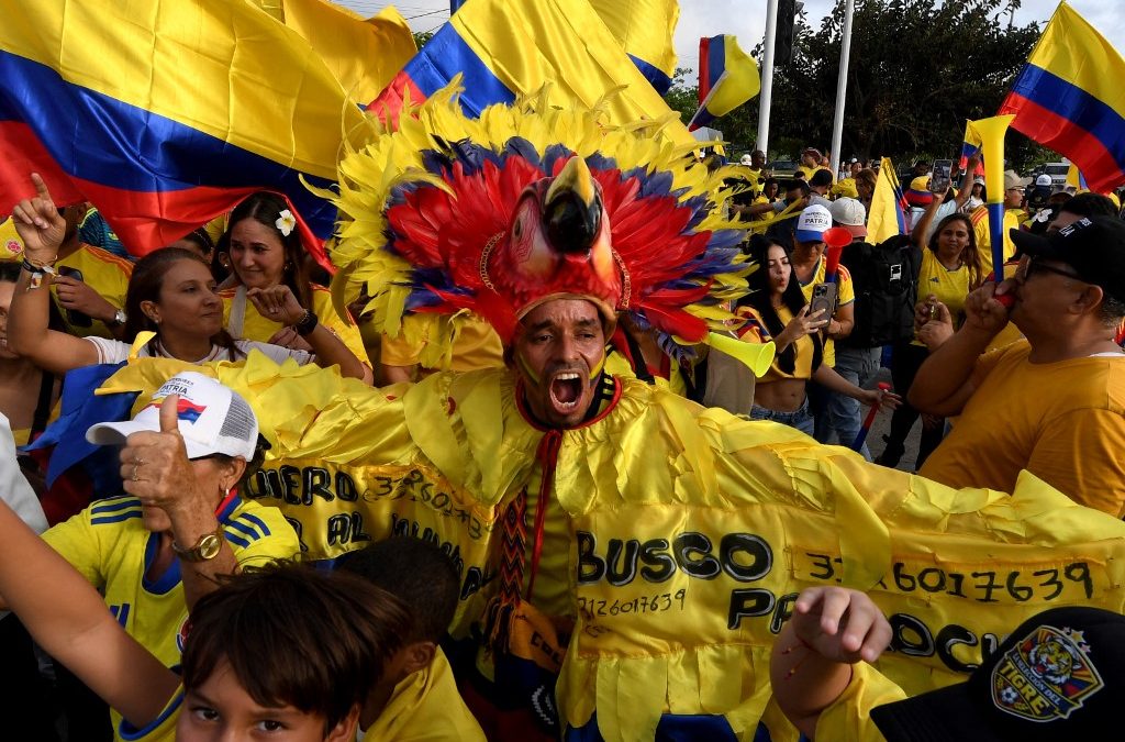 Partidarios del candidato de Abelardo de la Espriella reaccionan con júbilo al conocerse los primeros resultados parciales. Jaime SALDARRIAGA / AFP