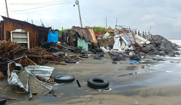 Estructuras de negocios costeros arrasadas en Paso Caballos. Foto: LA PRENSA