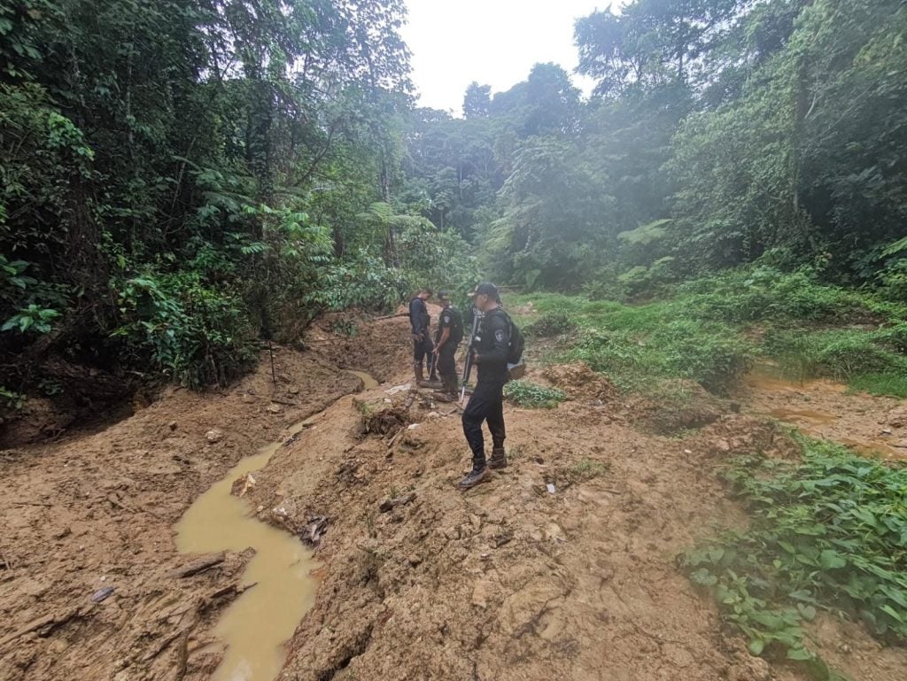 Oficiales de la Fuerza Pública de Costa Rica patrullan Crucitas, zona donde se extrae oro ilegalmente