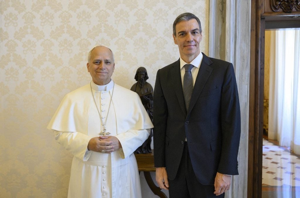El jefe de gobierno de España, Pedro Sánchez, visitó al papa León XIV el 27 de mayo de 2026, un evento previo al viaje del pontífice a España. VATICAN MEDIA / AFP