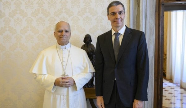 El jefe de gobierno de España, Pedro Sánchez, visitó al papa León XIV el 27 de mayo de 2026, un evento previo al viaje del pontífice a España. VATICAN MEDIA / AFP