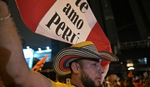 Un simpatizante de la candidata presidencial peruana Keiko Fujimori, del derechista partido Fuerza Popular, despliega una bandera que dice "Te amo Perú". AFP / MARTIN BERNETTI