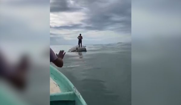 Momento en que el Johnny es rescatado. Él era uno de los cuatro pescadores nicaragüenses perdidos en alta mar tras naufragio en Costa Rica. Foto: Video compartido por LA PRENSA y tomado de redes sociales.