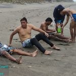 Milagro en el Pacífico: rescatan a cinco pescadores tras naufragio por fuerte oleaje