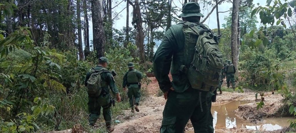 Oficiales de policía fronteriza patrullan cerros Crucitas, Conchuditas y Chachalaca